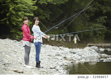 釣りを楽しむ女性 釣りを楽しむ女性 32988657