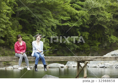 釣りを楽しむ女性 32988658