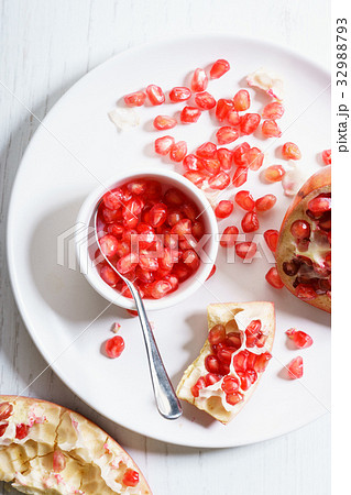 pomegranate fruit 32988793