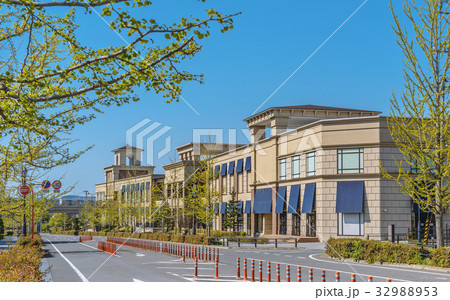 美しい商店街の街並み風景 32988953