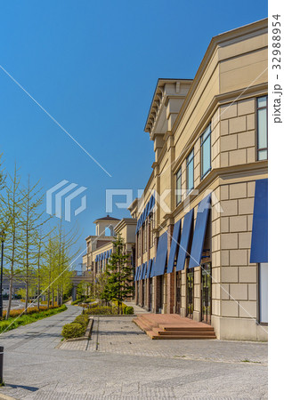 美しい商店街の街並み風景 美しい商店街の街並み風景 32988954