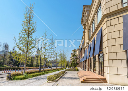 美しい商店街の街並み風景 32988955