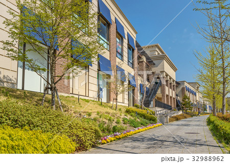 美しい商店街の街並み風景 美しい商店街の街並み風景 32988962