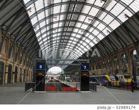 ロンドン　キングス・クロス駅　構内 32989174