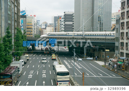 東京・新橋付近を走る東海道新幹線N700系 32989396