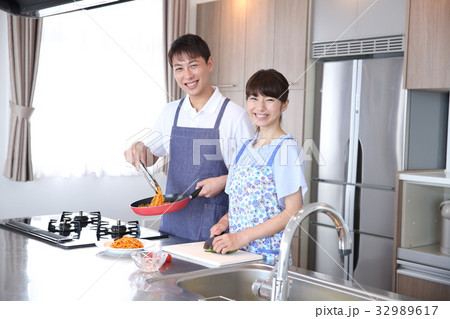 料理をする夫婦 料理をする夫婦 32989617