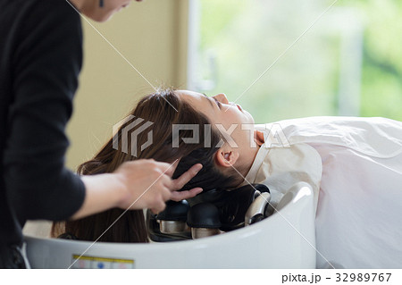 美容室サロン　女性シャンプーイメージ 32989767