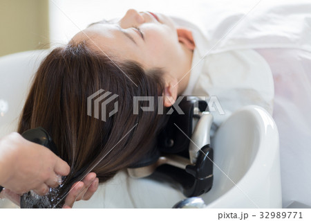 美容室サロン　女性シャンプーイメージ 32989771