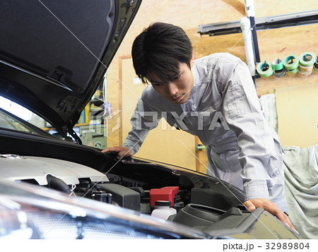 自動車の点検をする作業員 自動車の点検をする作業員 32989804