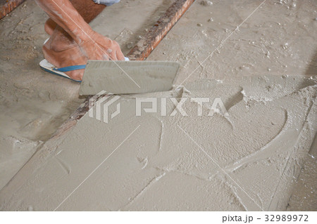 Builders are pouring concrete floors. For construc 32989972