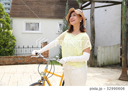 自転車に乗る女性 32990606