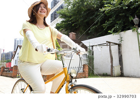 自転車に乗る女性の写真素材