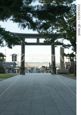 出雲大社の鳥居と神門通り 出雲大社の鳥居と神門通り 32993002