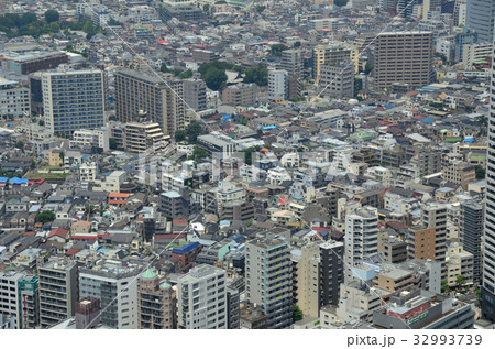 東京情景 ビル街に囲まれた住宅街 東京情景 ビル街に囲まれた住宅街 32993739
