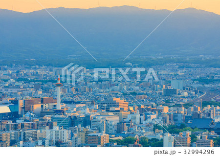 京都　夕暮れの京都タワー遠景 32994296
