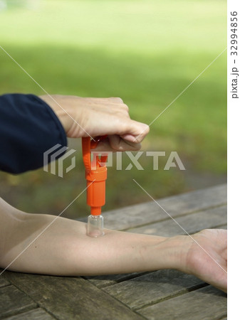 腕の毒吸出し 腕の毒吸出し 32994856