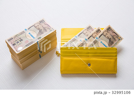 黄色の財布と札束の写真素材