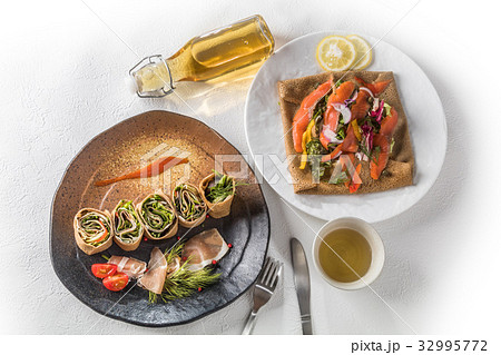 そば粉のクレープ ガレット galette French food そば粉のクレープ ガレット galette French food 32995772