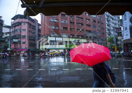 雨 雨ふり 雨が降って 32997041