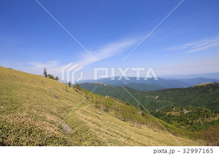 徳島県　剣山山頂　山頂から見た風景 32997165