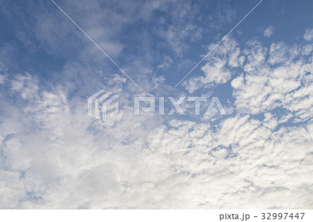 雲のキャンバス 32997447