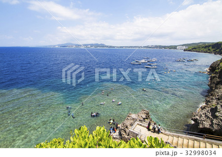 沖縄県恩納村の青の洞窟シュノーケリングスポットの降りる階段 32998034
