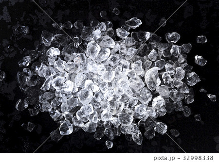 Crushed ice on black background. Top view 32998338