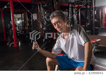 スポーツジム　ナイスミドル　トレーニング　ライフスタイル　GYM　トレーニング　若々しい　ウェア 32999042