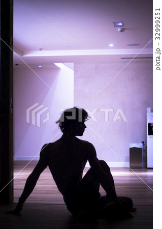 Man yoga teacher practice Man yoga teacher practice 32999251
