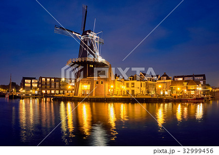 Harlem landmark windmill De Adriaan on Spaarne 32999456