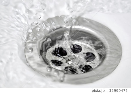 Water flows into the hole 32999475