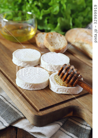 Goat cheese, bread, honey and lettuce Goat cheese, bread, honey and lettuce 32999919