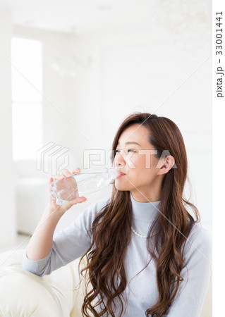 部屋で水を飲む女性 部屋で水を飲む女性 33001441