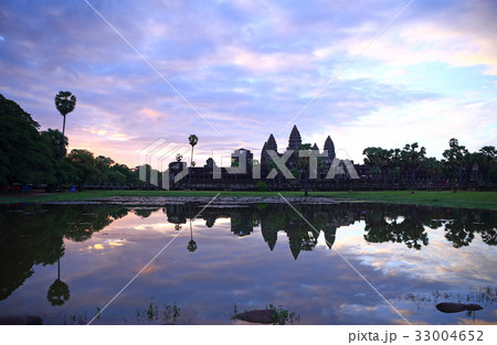 カンボジア シェムリアップ アンコールワットの夜明け 33004652