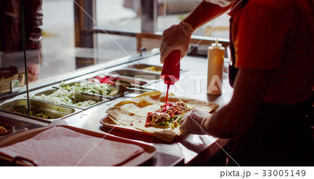 Chef making food order kebab Chef making food order kebab 33005149