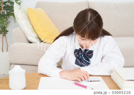 リビング学習する女子高生 33005210