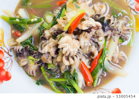 Fried squid pepper onion and parsley plate Fried squid pepper onion and parsley plate 33005454