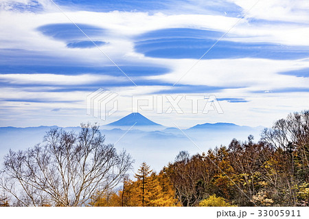 富士山と雲と紅葉、山梨県甘利山にて 33005911