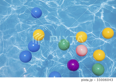 プールに浮かぶカラーボール 33006043
