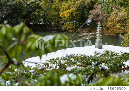 京都 雪の積もった鹿苑寺の白蛇の塚 京都 雪の積もった鹿苑寺の白蛇の塚 33006300