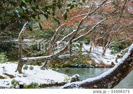 京都　冬の金閣寺の鏡湖池 33006373