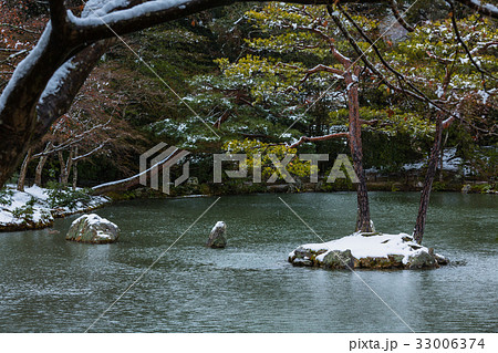 京都　鹿苑寺（金閣寺）の鏡湖池 33006374