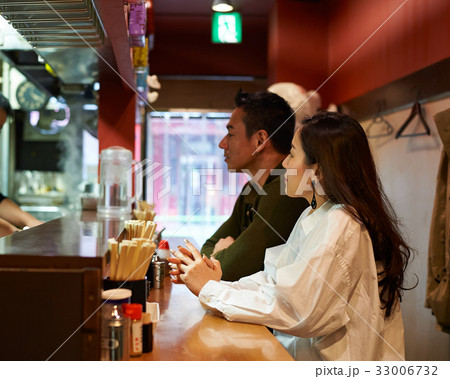 the man and the woman are waiting food together in a restaurant 33006732