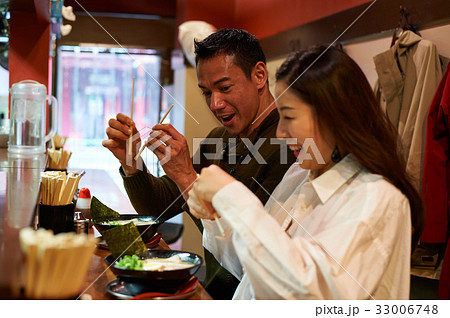 people are preparing to eat in the restaurant 33006748