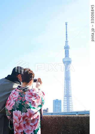 A happy couple is taking picture of skytree tower A happy couple is taking picture of skytree tower 33006845