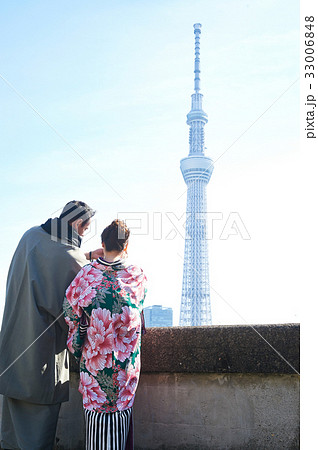 A beautiful couple in kimono is seeing skytree tower 33006848