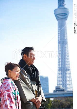 a couple is looking something near tokyo tower a couple is looking something near tokyo tower 33006883