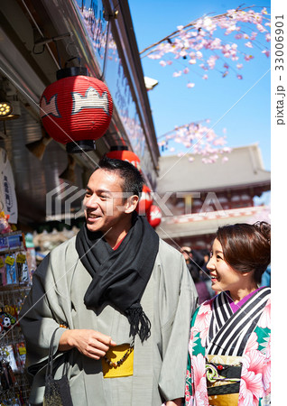 A couple is standing and smiling at downtown in japan 33006901