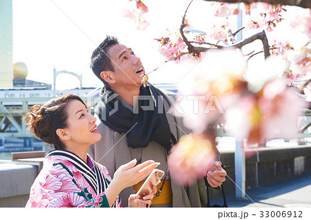 A photo of couple enjoying the beauty of sakura in japan A photo of couple enjoying the beauty of sakura in japan 33006912