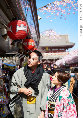 The portrait of a couple walking around the campus of temple 33006934